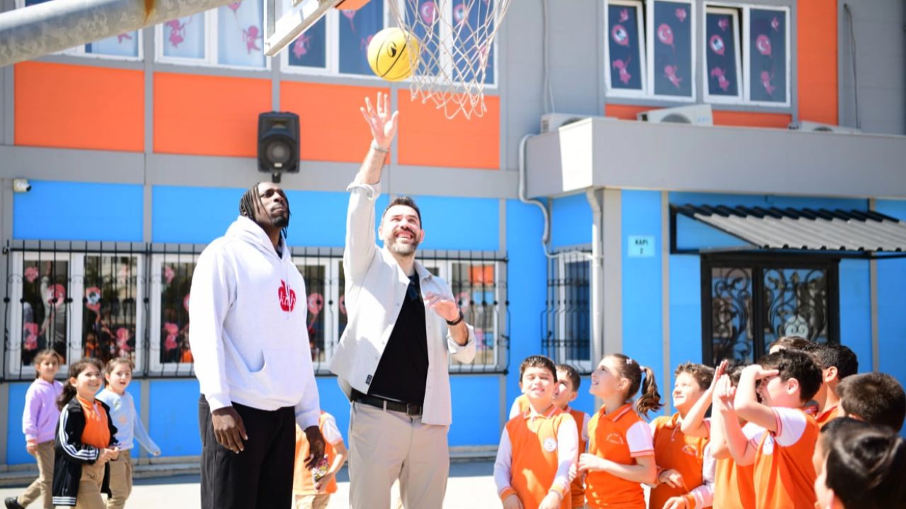 Şampiyon dev adamlar Çayırovalı ilkokul öğrencileriyle buluştu