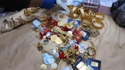 Tefecilere şafak operasyonu evden servet çıktı