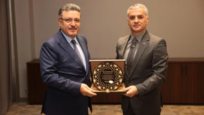 Trabzon'da Başkan Genç’e Yomra’dan teşekkür plaketi