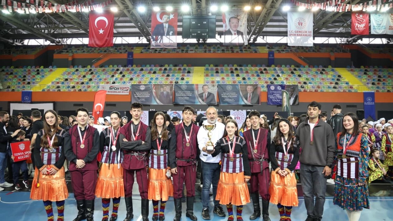 Trabzon’da halk oyunlarında çifte şampiyonluk