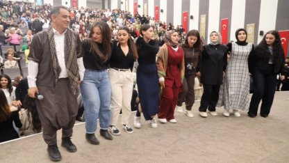 Üniversitede sıra gecesi coşkusu