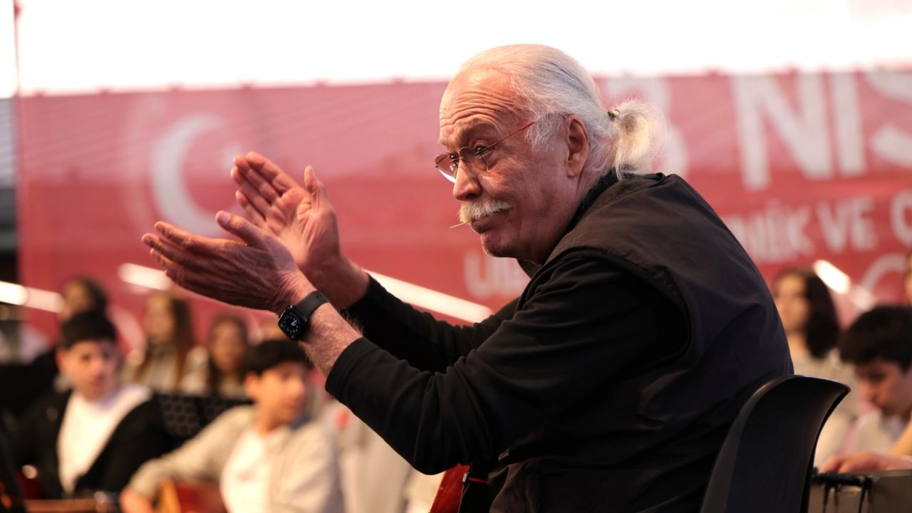 Usta sanatçı Cahit Berkay, Bursa Osmangazi'de gençlerle aynı sahneyi paylaştı