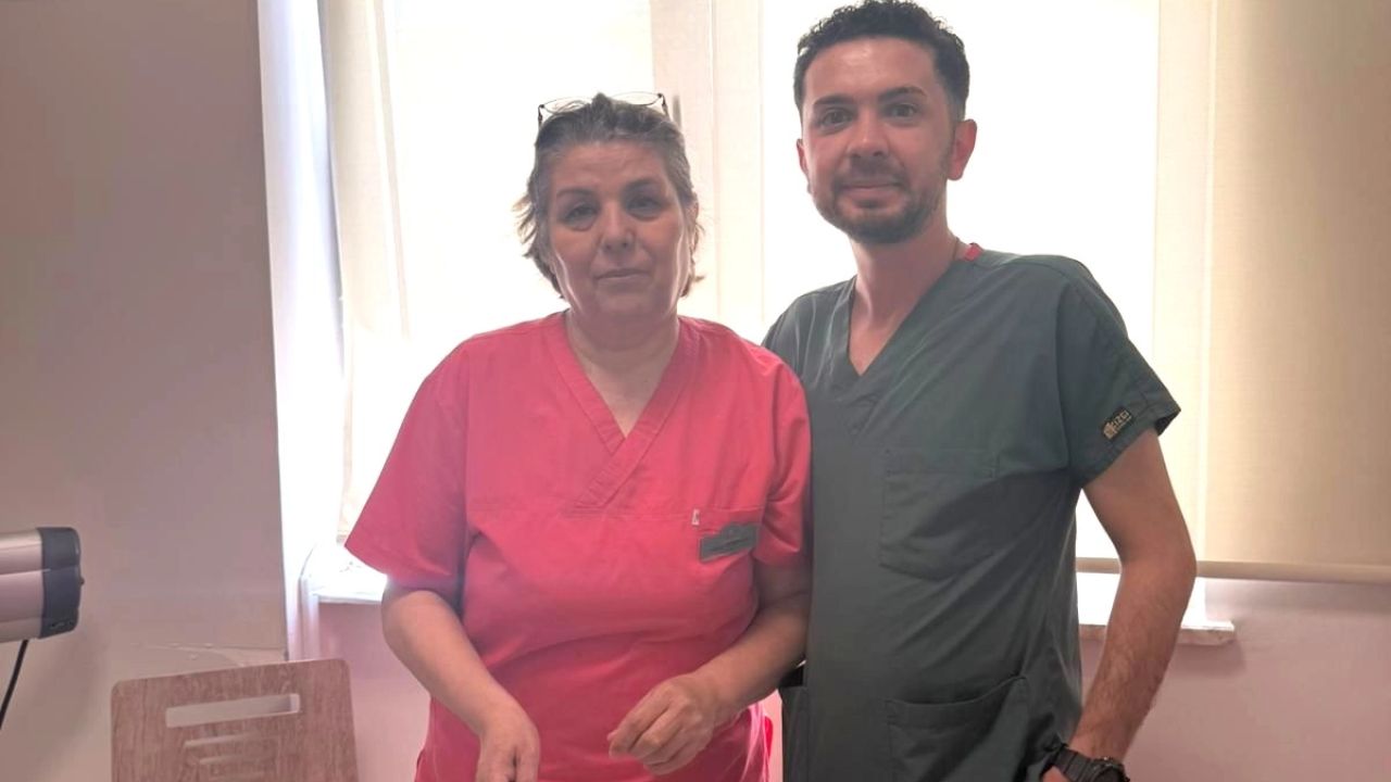 Yardım eden ebe ile yıllar sonra Antalya'da mesai arkadaşı oldu